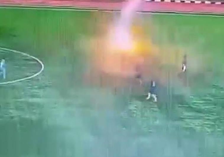 Muere un futbolista en Indonesia tras ser fulminado por un rayo en un partido