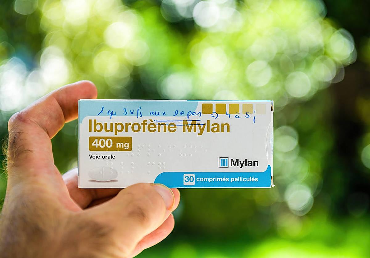 Una caja de ibuprofeno 400 con la pauta de cómo tomarlo.