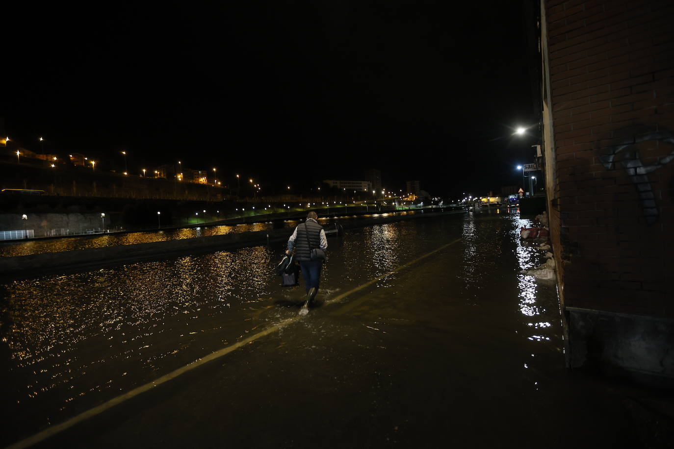 La pleamar provoca inundaciones en Erandio y Bilbao