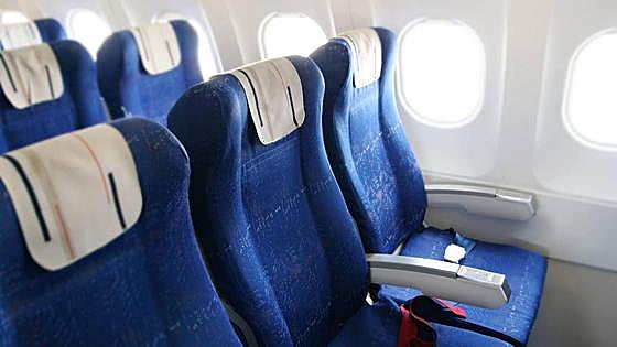 Pesar a los pasajeros antes de embarcar: la polémica medida de una aerolínea