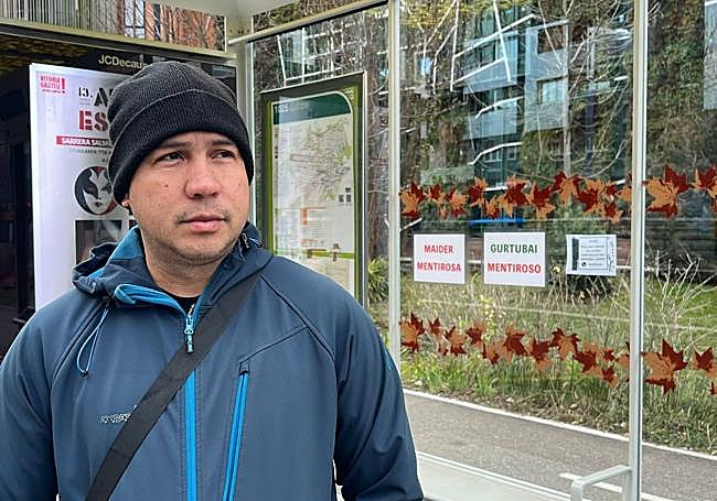 José López, en una parada de la Línea 5.