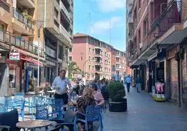 Basauritarras consumen en las terrazas de la calle Galicia.