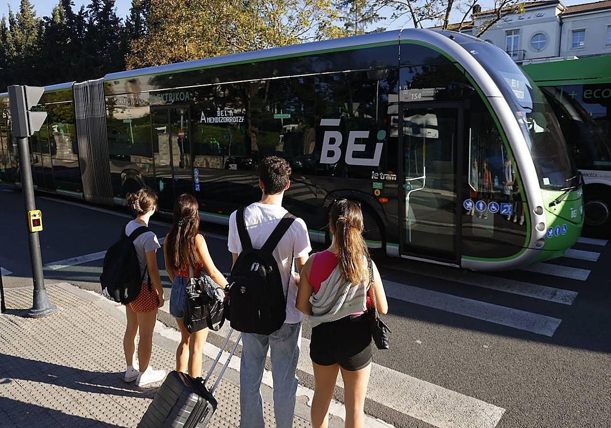 Varios peatones esperan a que pase el BEI para cruzar.