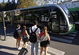 Varios peatones se disponen a cruzar un paso de cebra mientras avanza el BEI