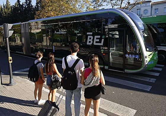 Varios peatones se disponen a cruzar un paso de cebra mientras avanza el BEI