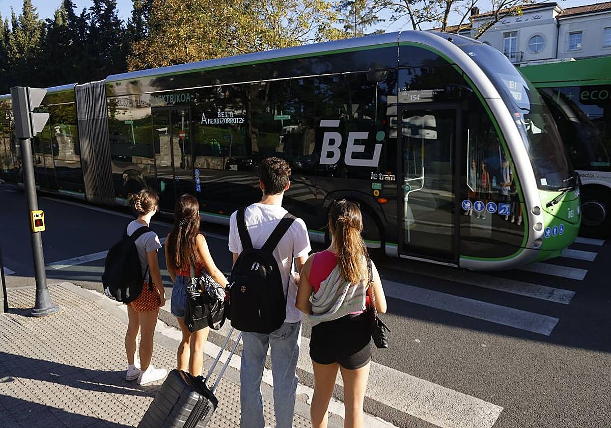 Varios peatones se disponen a cruzar un paso de cebra mientras avanza el BEI