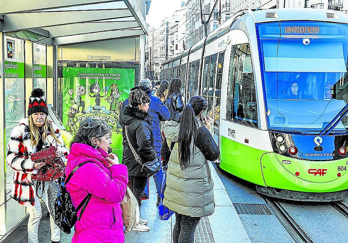 Miles de vitorianos optaron por el tranvía como alternativa.