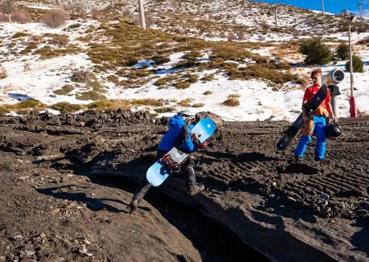 Imagen secundaria 1 - El lodo inunda Sierra Nevada.