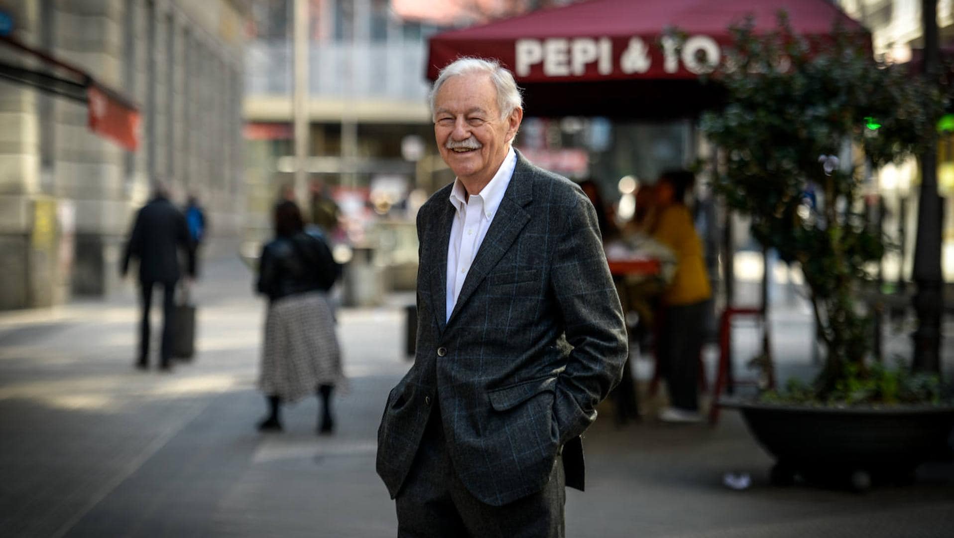 Eduardo Mendoza: «Ahora se burla la corrección política como antes la  censura, lo importante es el respeto» | El Correo