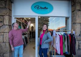 Reinventarse a los 50: una pareja abre una tienda con ropa única por menos de 30 euros en Algorta.