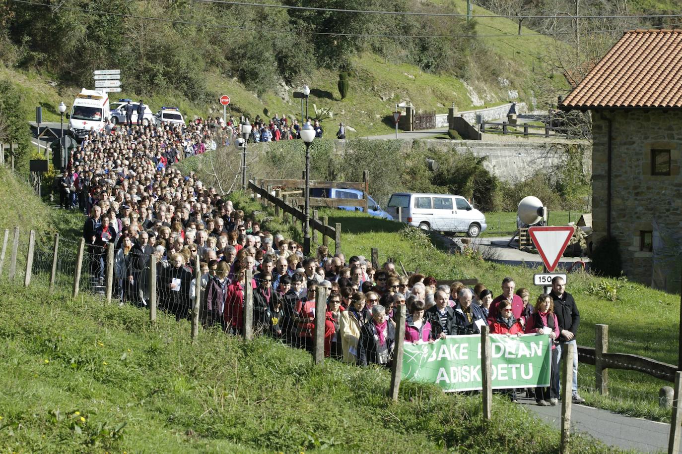 La marcha por la Paz recupera la subida andando al monasterio de Zenarruza.