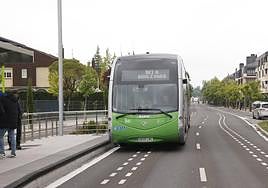 Un autobús del BEI se dispone a realizar la parada en una de sus marquesinas.