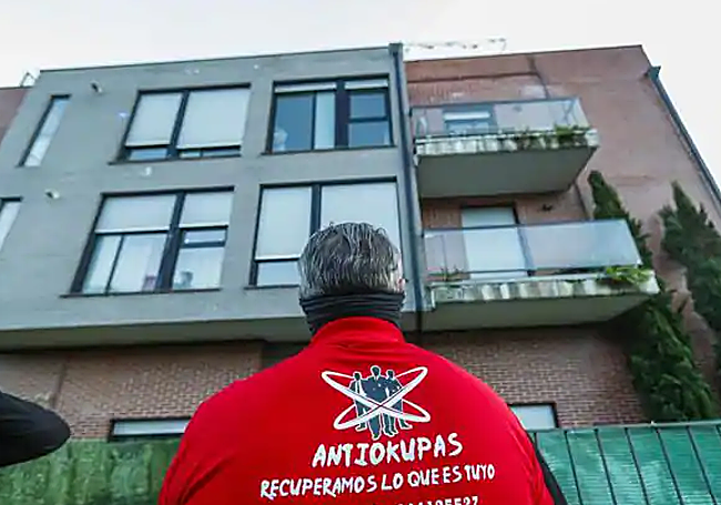 Uno de los profesionales de la empresa especializada en desalojos de okupas.