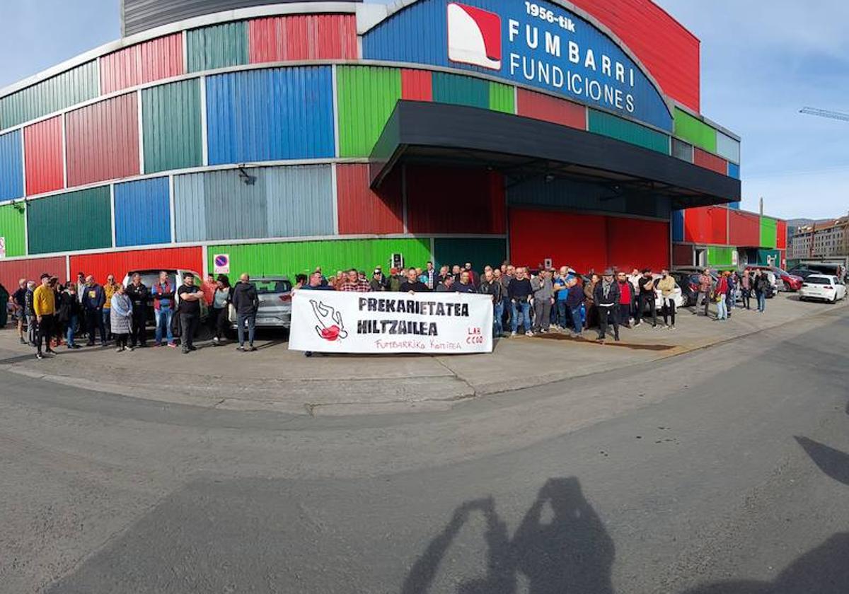 Los trabajadores se concentraron en el exterior de la empresa Fumbarri.