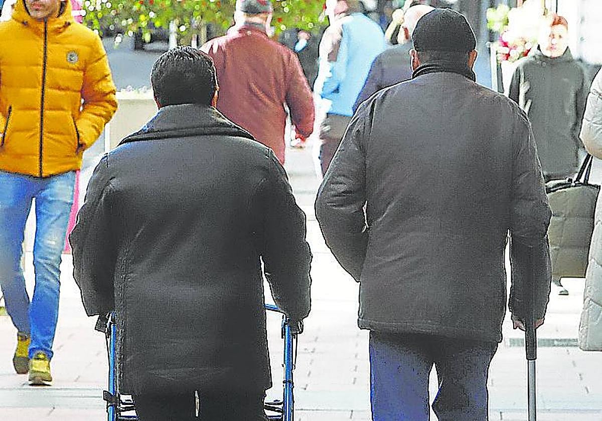 Jubilados andando por la calle.