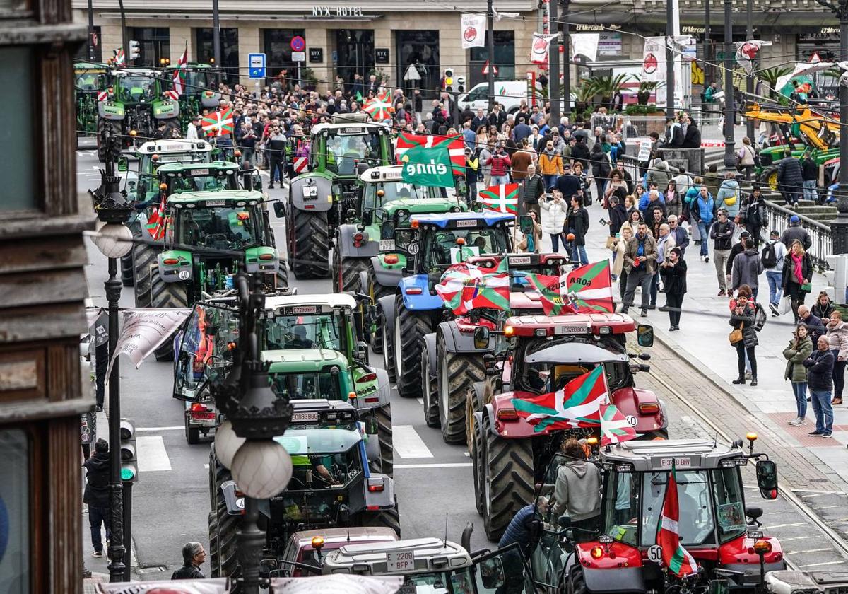 Tractores recorriendo Bilbao.