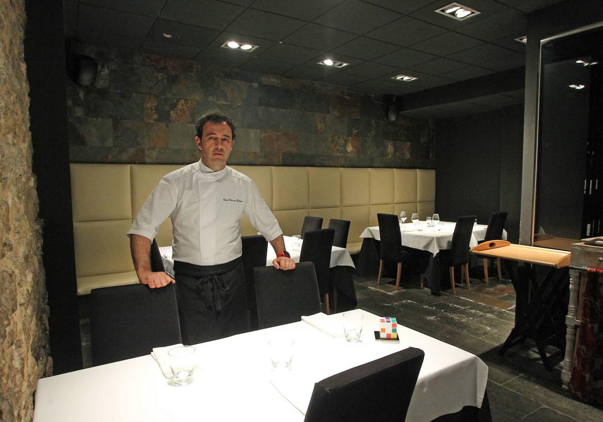 Unai Fernández de Retana en el comedor del restaurante El Clarete.