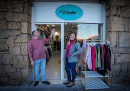 Reinventarse a los 50: una pareja abre una tienda con ropa única por menos de 30 euros en Algorta