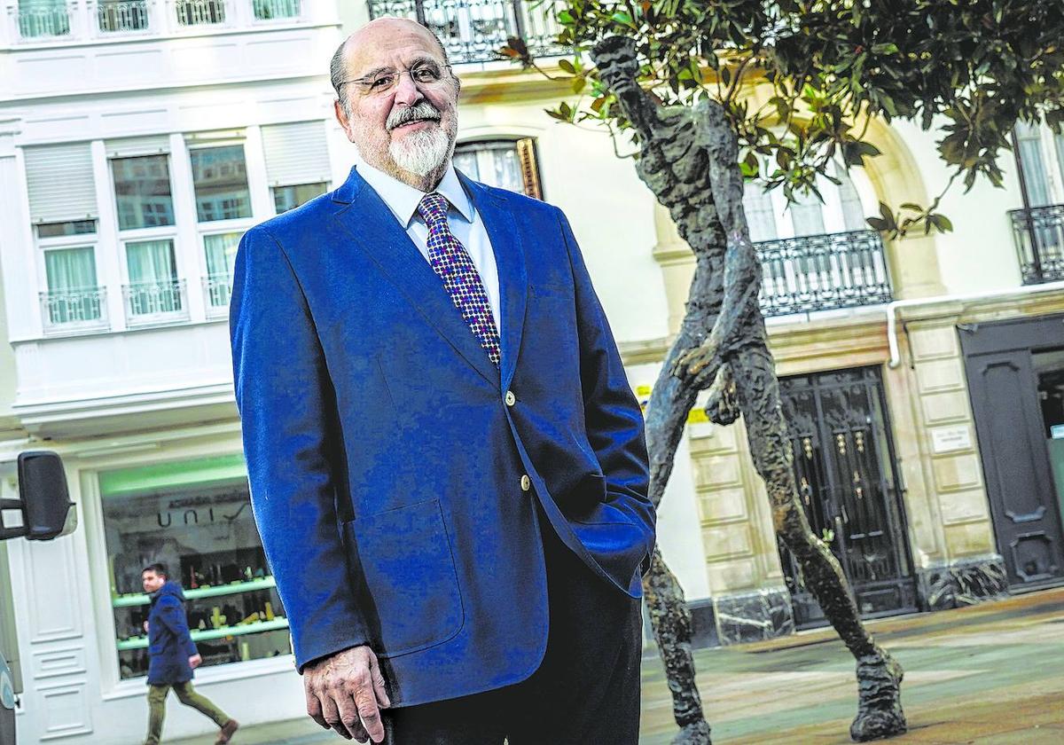 Txarli Prieto, junto a la estatua del Caminante en la plaza Arca, cerca de la sede del PSE.