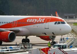 El avión de Easyjet que ha sufrido el incidente en el aeropuerto de Loiu.