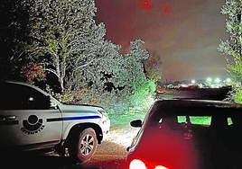 Una patrulla de la Ertzaintza realiza un control en un pueblo de las faldas del Gorbea para evitar robos.