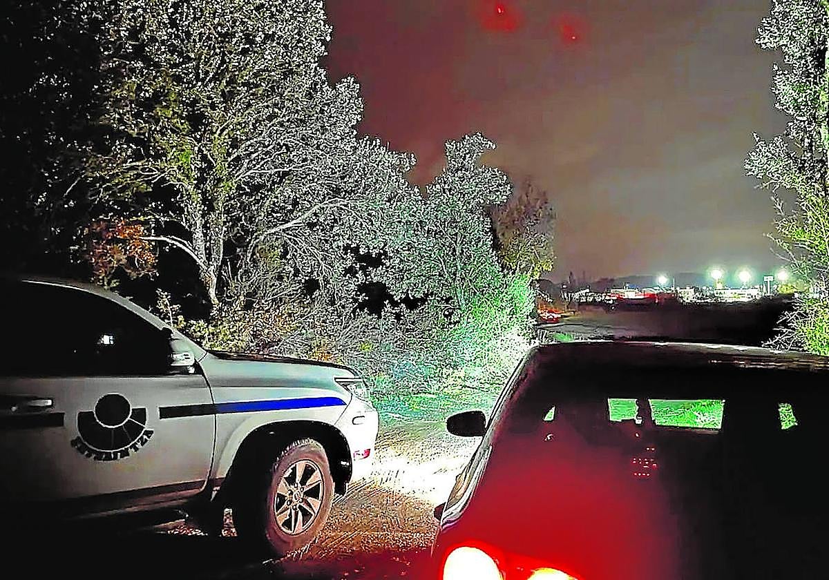 Una patrulla de la Ertzaintza realiza un control en un pueblo de las faldas del Gorbea para evitar robos.