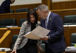 Laura Garrido (PP) y Jon Aiartza (PNV), durante el pleno parlamentario de este jueves.