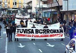 Trabajadores de Tuvisa se manifiestan por el centro de Vitoria.