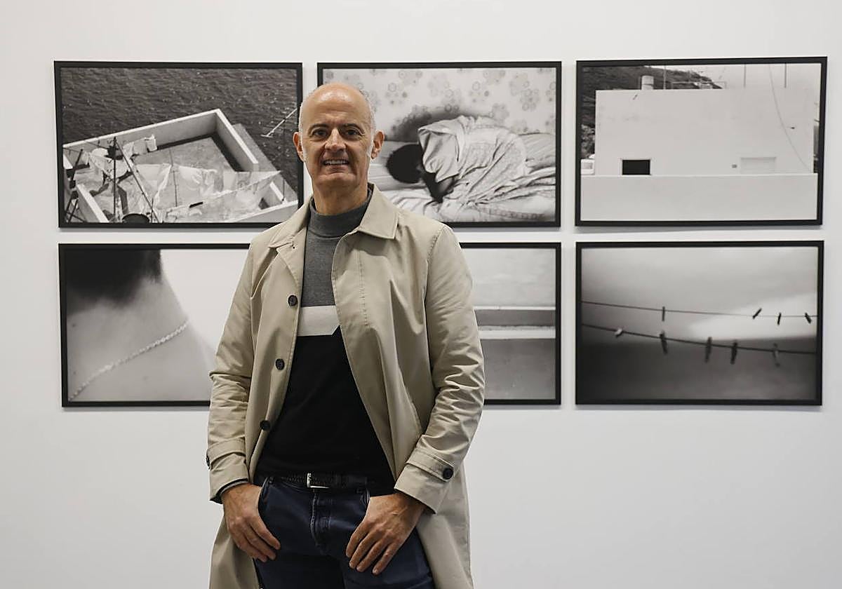 Silgo expone 'Y al fin volar' en el espacio central de la Sala Amárica.