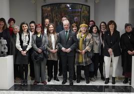 El lehendakari, Iñigo Urkullu, y la consejera Nerea Melgosa se han fotografiado con representantes del sector antes de la aprobación de la Ley de Infancia.