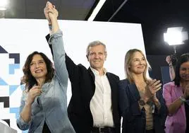 Alfonso Rueda levanta el brazo de Isabel Díaz Ayuso en campaña