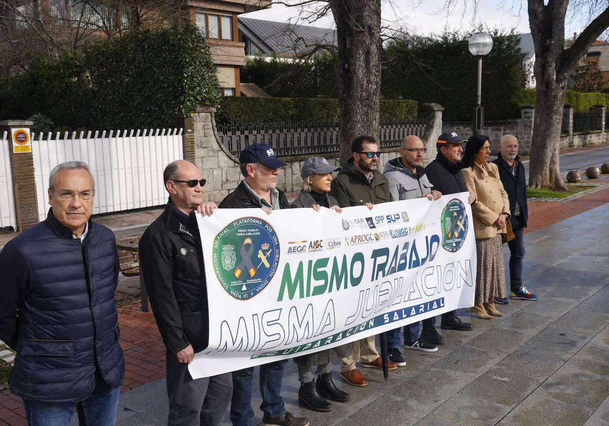 Manifestantes con la pancarta frente a la Delegación del Gobierno en Vitoria.