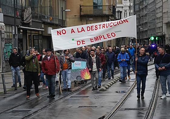 Los trabajadores de Vitoria, durante la manifestación de este viernes.
