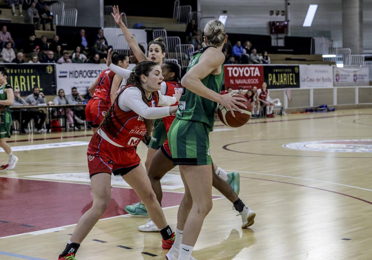 Van den Adel, de espaldas, busca un pase para Txell Alarcón ante una defensora del Bembibre.