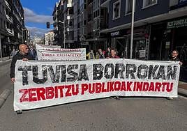 Trabajadores en la calle Francia, al paso de la manifestación que tuvo lugar este sábado.