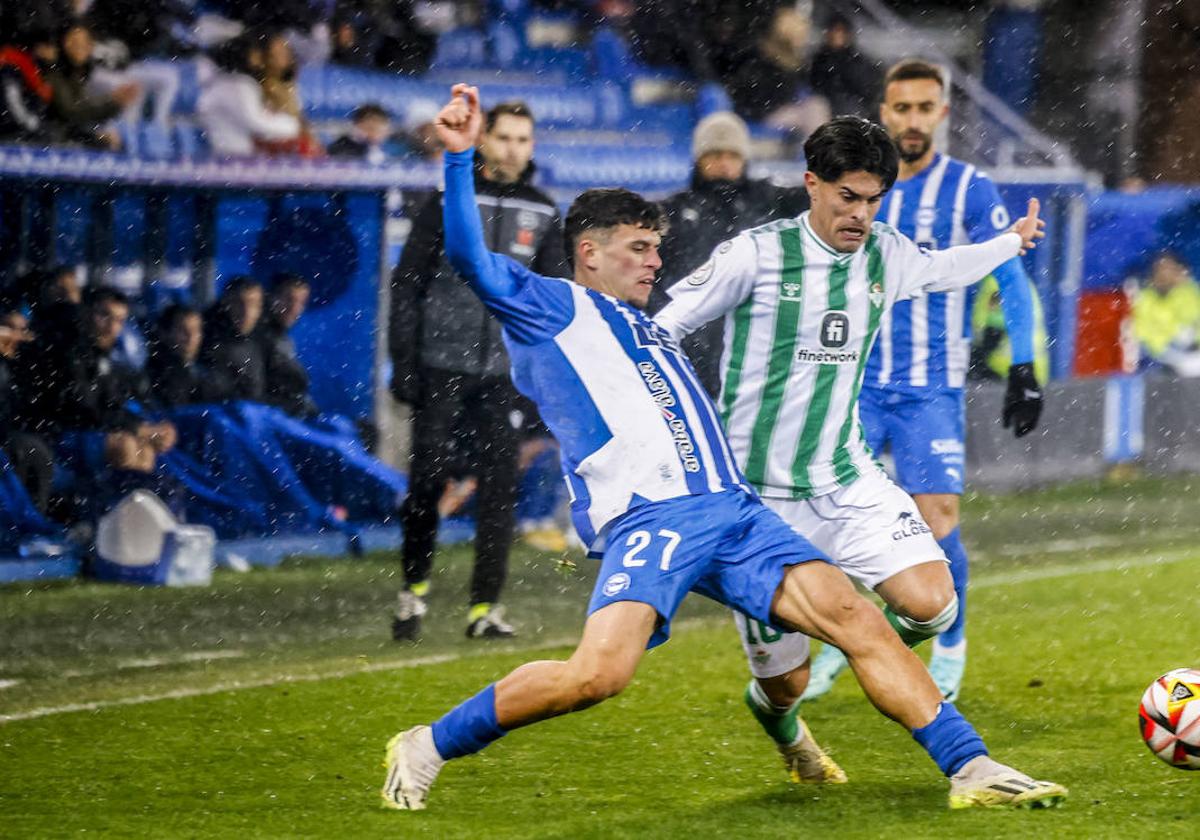 Javi López intenta robar el balón al bético Juan Cruz en el partido de Copa.