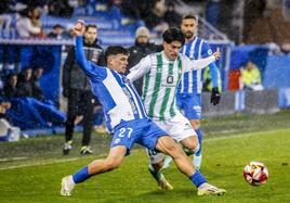 Javi López intenta robar el balón al bético Juan Cruz en el partido de Copa.