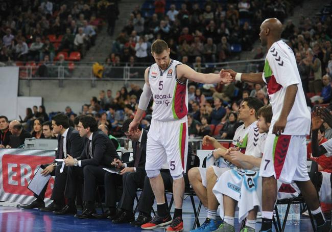 Nocioni, líder de aquel Baskonia choca manos con Odom en el Buesa. Detrás, Patxi Sánchez toma notas.