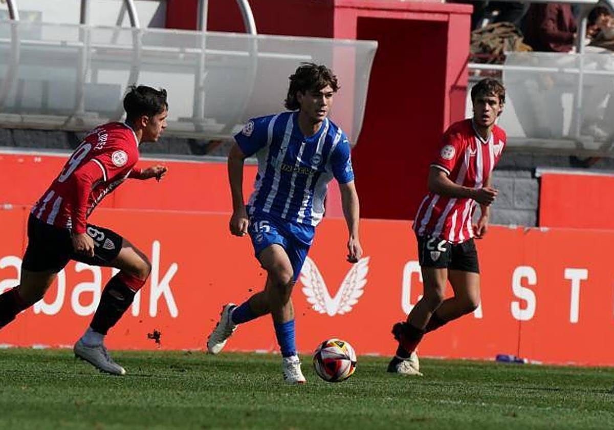 Julen Jon Guerrero disputando sus primeros minutos en Lezama con el filial del Alavés.