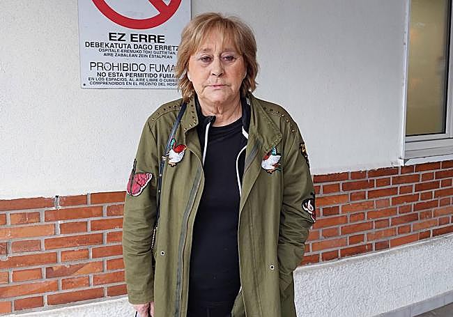 Rosa María Martín esperando en Cruces este lunes la llegada de una ambulancia.