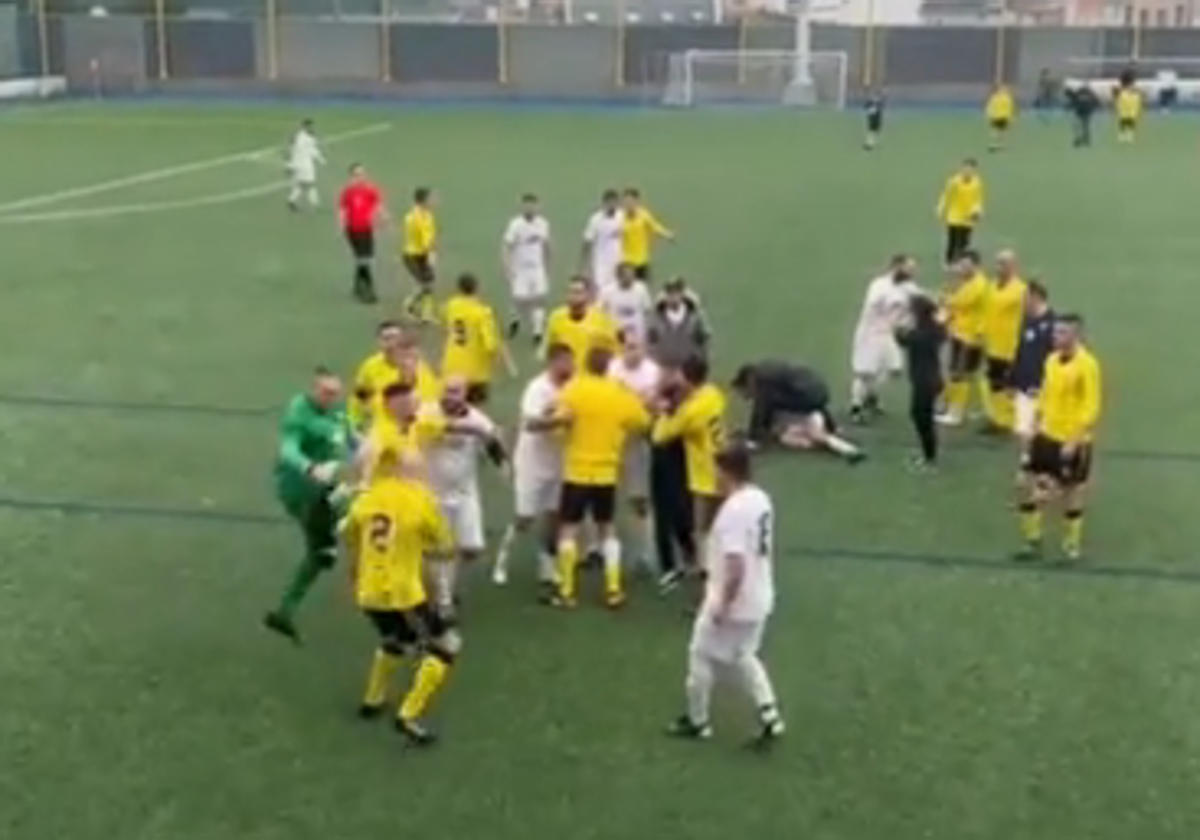 Batalla campal en un partido de fútbol de veteranos en Galicia