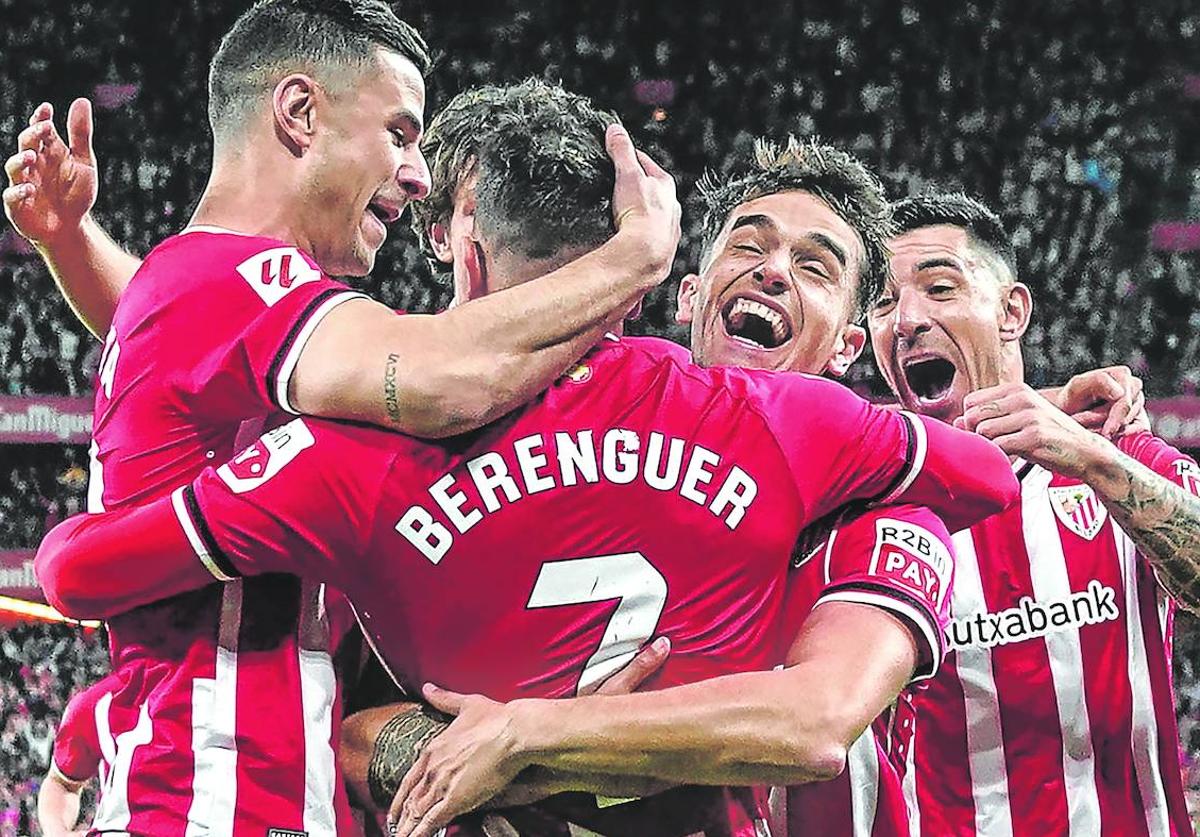 Guruzeta, Prados y Yuri celebran con Berenguer uno de los goles.