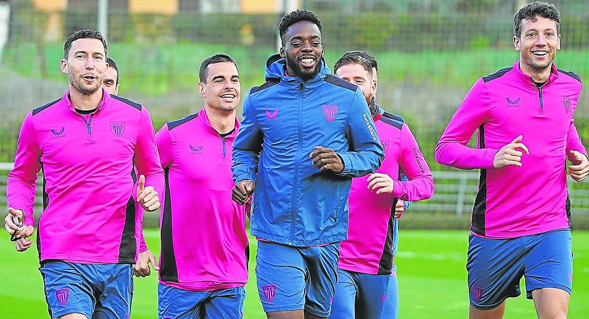 Buen ánimo. De Marcos, Dani García, Iñaki Williams, Muniain y Vesga, durante un entrenamiento en Lezama.