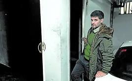 Iñigo Malax, que en el momento del incendio tenía 47 años, muestra la zona del trastero de donde sacó a un vecino de 66 años.