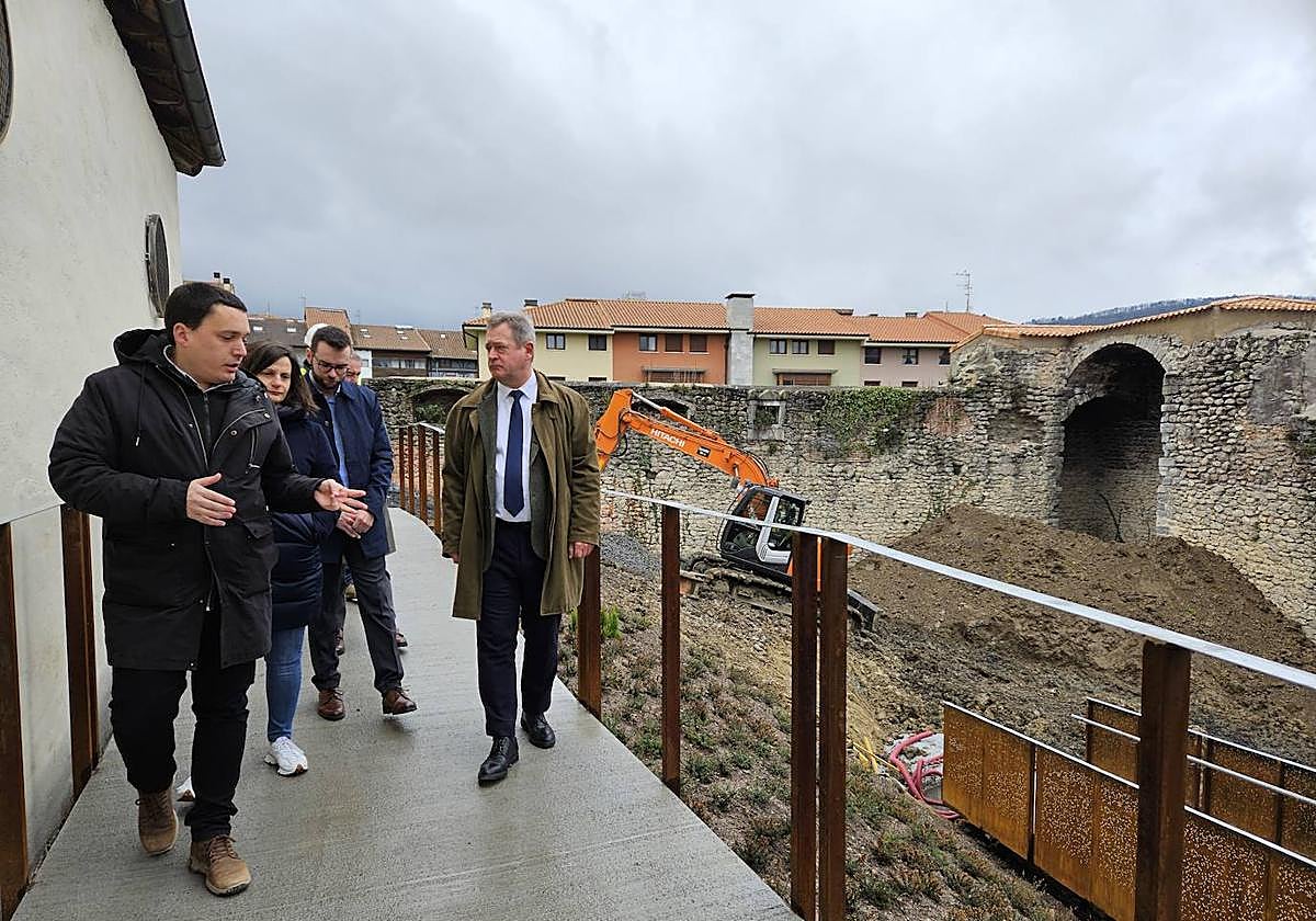 Los arquitectos Arkaitz Quincoces e Iratxe Ibáñez explican las obras al alcalde de Orduña, Iker Santocildes, y al consejero de Cultura y Política Lingüística, Bingen Zupiria.