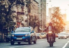 Moto circula por la ciudad.