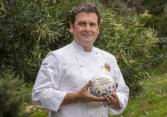 Fernando González, cocinero y propietario de La Revelía, con su galardón.