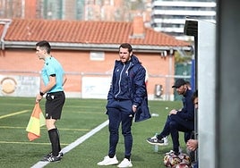 Ibai Gómez en Mallona con su segundo, Fernando Amorebieta, sentado.