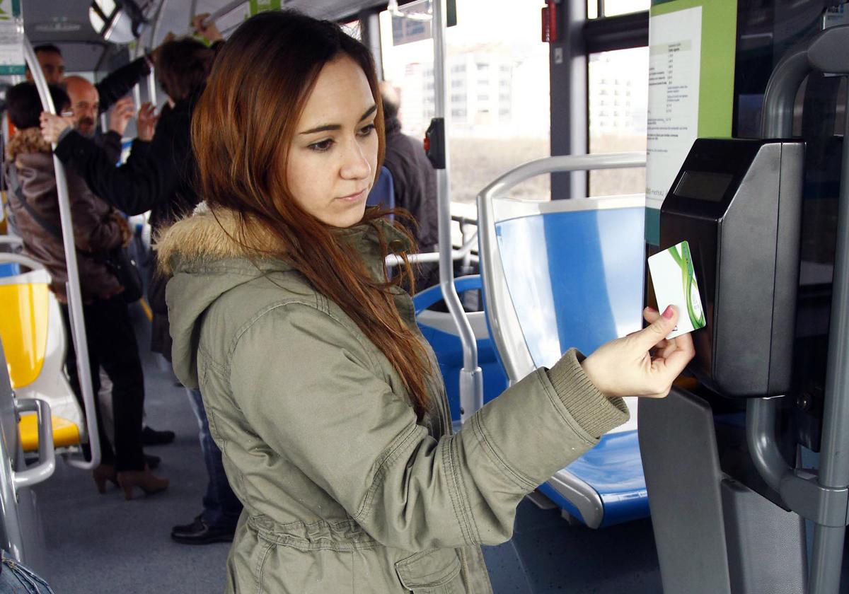 Una usuaria de Tuvisa ajena a la información valida su viaje con su tarjeta BAT.