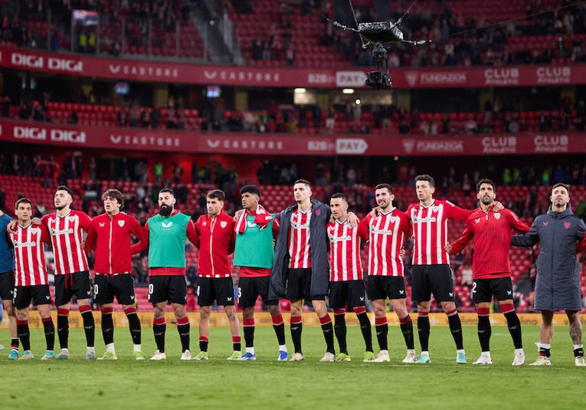 Los jugadores del Athletic, tras la victoria ante el Girona.